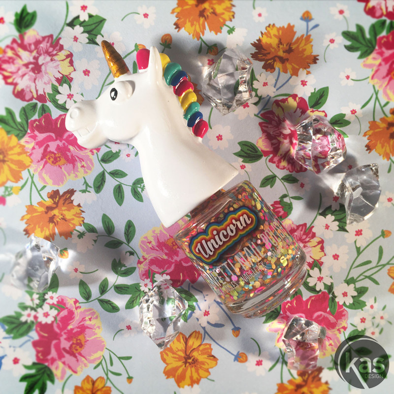 Vernis à ongles pailleté avec tube en forme de licorne sur