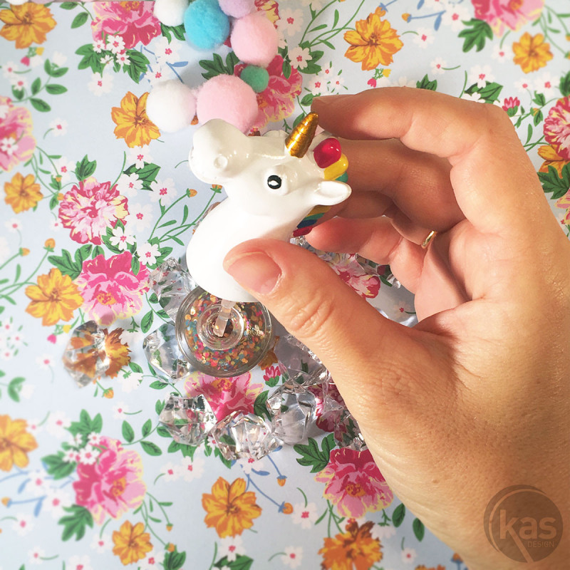 Vernis à ongles pailleté avec tube en forme de licorne sur