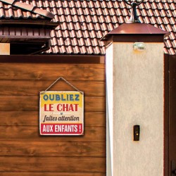 Plaque Métallique Oubliez le Chat Faites Attention aux Enfants