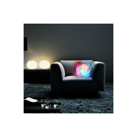 Ultra doux et confortable, ce coussin possède une source de lumière interne : celle-ci illumine le coussin tout en douceur, avec une lumière multicolore scintillante. Ce coussin lumineux multicolore met une touche très design et relaxante dans votre pièce. S'illuminant de superbes couleurs, il va capter tous les regards de vos invités !