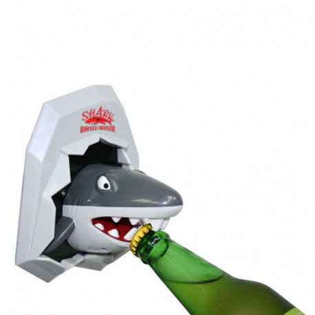 Avec ce décapsuleur en forme de tête de requin, vous ouvrirez vos bières avec le sourire ! En effet un requin, ce n’est pas que cet animal marin qui terrifie les humains, il peut aussi être… un ouvre-bouteille bien pratique !