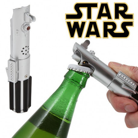 Surprenez vos amis avec cet étonnant décapsuleur Sabre Laser Star Wars ! Ouvrez vos bouteilles comme un chevalier Jedi… avec le bruitage d'un sabre laser !