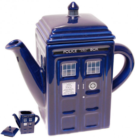 Réplique de la machine à voyager dans le temps Tardis, cette théière en céramique est le cadeau idéal pour tous les amateurs de thé et les fans de la série… Un accessoire so british !