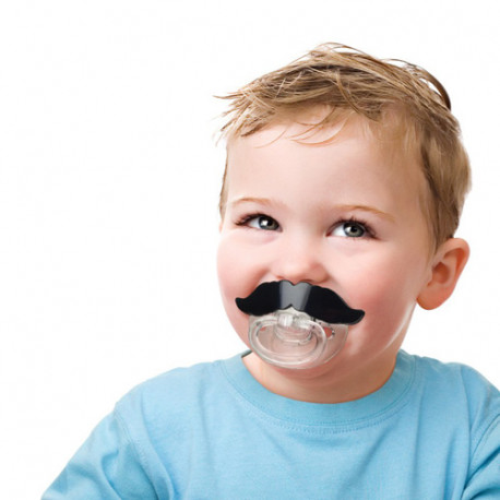 Petit bébé avec une tétine moustache