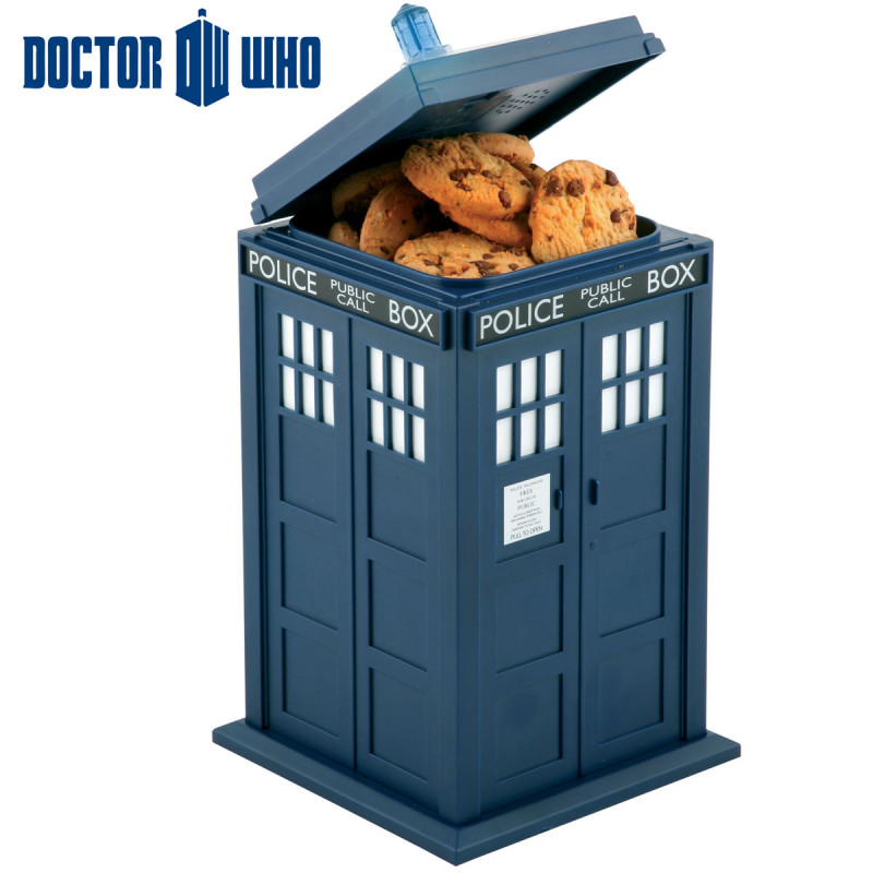 La boîte à gâteaux Tardis Doctor Who emet un son dès l'ouverture ou lorsqu'on appuie sur le couvercle.