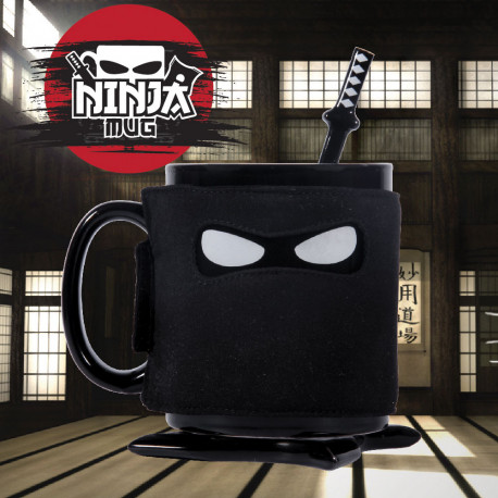 Les fans de Ninjas auront enfin leur mug dédié… Transformez-vous en guerrier Ninja dès le réveil avec ce mug insolite et ses nombreux accessoires ! Les geeks tomberont forcément sous son charme...