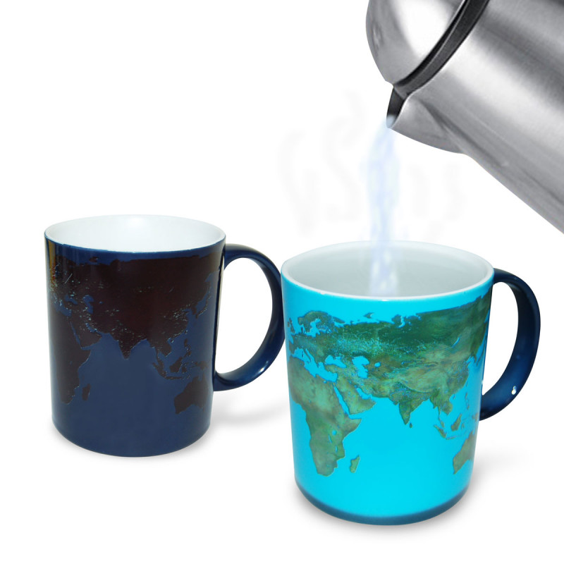 Mug thermoréactif de la planète, avec une boisson chaude c'est le jour, sans c'est la nuit