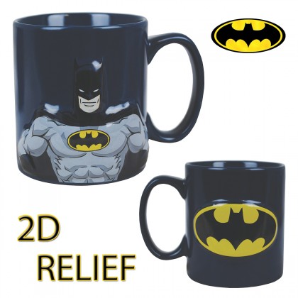 Egayez vos réveils sous le signe de l’homme chauve-souris : Batman est en effet à l’honneur sur ce mug en céramique en deux dimensions ! D’un côté, le personnage en relief et de l’autre côté le logo lui-aussi en 2D ! Un cadeau so geek...