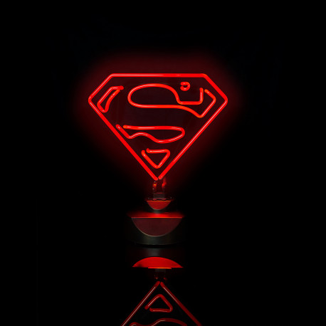 Vous êtes un super-héros dans l’âme et vous souhaitez un intérieur design et geek à votre image ? Cette lampe néon Superman est l’objet totalement comics et insolite qu’il vous faut ! Geekissime...