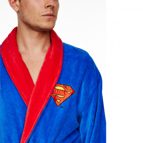 Voilà un peignoir Superman qui ira parfaitement à tous les geeks qui assument leur côté super-héros
