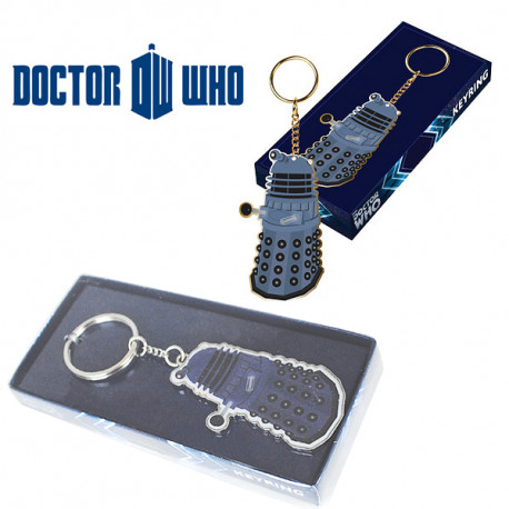 En fan inconditionnel de la série britannique Doctor Who, vous avez un petit faible pour les Daleks… Adoptez ce porte-clés plat qui met en avant un mutant Dalek ! Ajoutez une touche geek à votre trousseau de clés avec ce porte-clés métal Docteur Who !