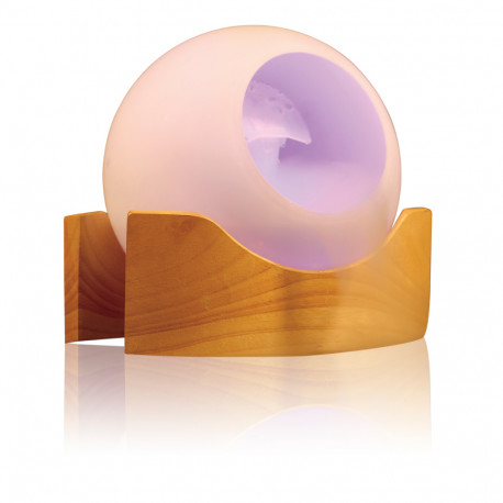 Cette bulle en verre, qui repose sur son socle en bois, s’allume doucement de lumières pastel pour créer une atmosphère des plus agréables