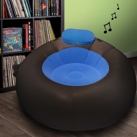 Profitez d’un voyage sonore et décontracté en vous installant confortablement dans ce pouf gonflable musical ! Design et technologie sonore sont de la partie pour profiter pleinement de cet objet hautement geek…