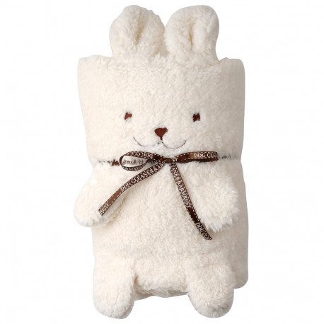 ce petit lapin trop mignon à double fonction : à la fois doudou tout doux et couverture moelleuse à souhait