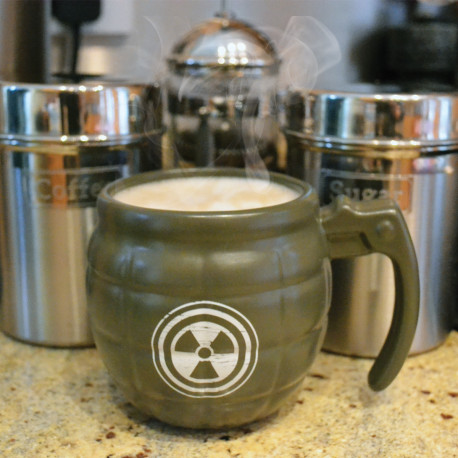 D’humeur explosive ? Faites détonner votre café, avec ce mug en céramique, à l’allure d’une vraie grenade militaire ! Soyez bien armé dès le matin… et rendez votre journée explosive !