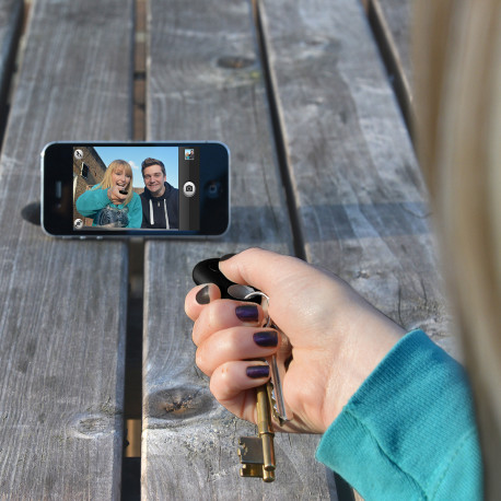 Voici un gadget high-tech très pratique avec sa double fonction so geek… A la fois localisateur de clés et télécommande selfie à distance, il est le cadeau parfait pour tout geek qui se respecte ! 