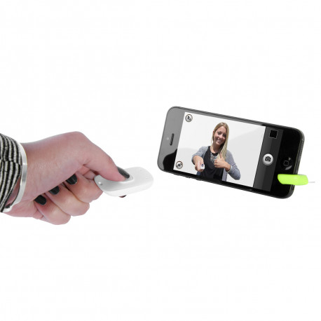 Faire une photo selfie avec son smartphone ? Rien de plus simple avec la télécommande selfie so geek ! Nul besoin de câble avec ce gadget high-tech… Il est l’accessoire indispensable pour les amateurs de selfies ! 