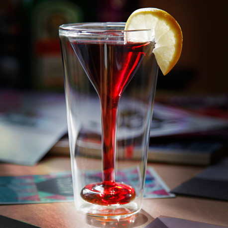 Vous êtes un inconditionnel des Martini, qu’ils soient bianco, rosso, pur, en cocktail ou avec citron ? Faites-vous plaisir avec le Glasstini, ce verre à cocktail à double paroi totalement chic et original ! 