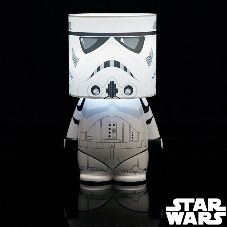 Rejoignez le côté obscur avec cette lampe d’ambiance Star Wars ultra geek ! A l’effigie d’un mythique Stormtrooper, cette lampe de chevet ajoutera une touche résolument geek à votre intérieur…