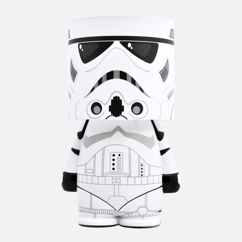 Rejoignez le côté obscur avec cette lampe d’ambiance Star Wars ultra geek ! A l’effigie d’un mythique Stormtrooper, cette lampe de chevet ajoutera une touche résolument geek à votre intérieur…