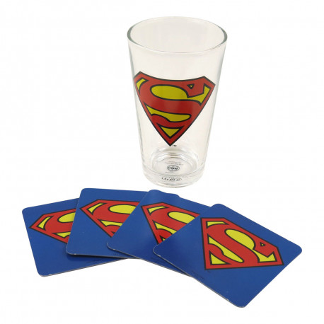 Vos rafraîchissements ne manqueront pas de super-pouvoirs avec ce lot Superman comprenant un maxi verre et quatre sous-verres ! D’une contenance de plus d’un demi-litre, ce verre géant Superman plaira aux super-héros du quotidien…