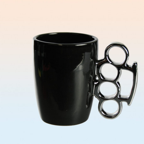 Si vous n’avez pas trop envie de parler avant votre dose de café matinale, optez pour ce mug poing américain qui forcera le respect ! Personne n’osera vous déranger avec ce mug chic & choc entre vos mains…