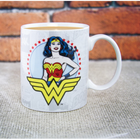 Affrontez votre journée sous le signe de la geek-attitude version féminine avec ce mug Wonder Woman façon comics