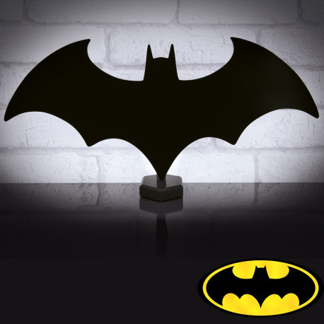 Amateur du super-héros Batman, cette lampe Usb chauve-souris éclipse est faite pour vous ! A l’effigie de l’emblématique logo, la lampe d’ambiance Batman est une idée de déco ultra geek !