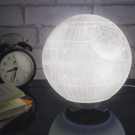 Illuminez votre pièce de manière intergalactique avec cette lampe d’ambiance Star Wars prenant la forme de l’Etoile de la Mort ! Créez une déco ultra geek à l’aide de sa lumière tamisée ingénieuse…