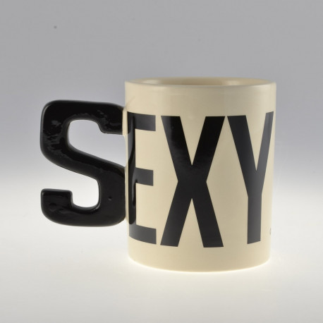Voici un mug en céramique pour ceux qui veulent se sentir sexy du matin au soir avec son anse en relief en forme du « S » de Sexy