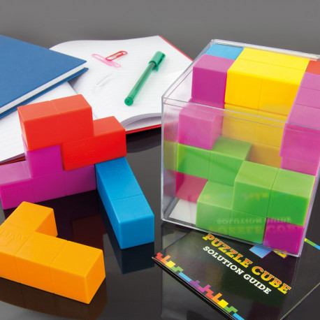 Revendiquez votre côté rétro-geek avec ce casse-tête Tetris en 3 dimensions ! Composé de 16 Tétriminos colorés