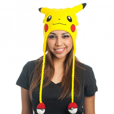 Les fans inconditionnels de Pokémon vont succomber au charme de ce bonnet Pikachu geekement fashion avec ses oreilles et ses Pokéballs au bout des tresses