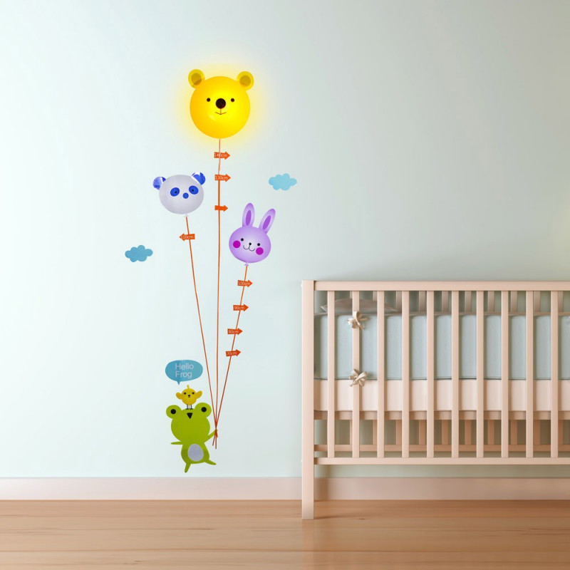 La lampe et les stickers ballons et ourson seront une décoration originale et mignonne pour une chambre d'enfant.