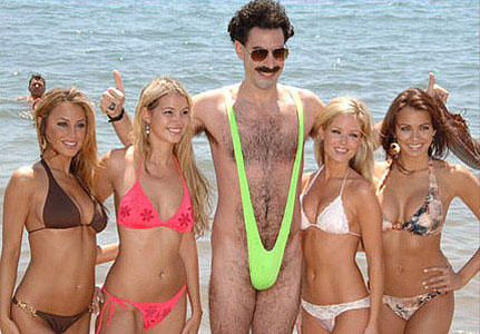 Difficile de passer inaperçu avec le Borat Mankini... Cadeau d'enterrement de vie de jeune garçon, accessoire indispensable pour une soirée costumée minimaliste ou défi à relever cet été sur la plage, une chose est sûre avec ce maillot de bain Borat : une bonne tranche de rigolade garantie !